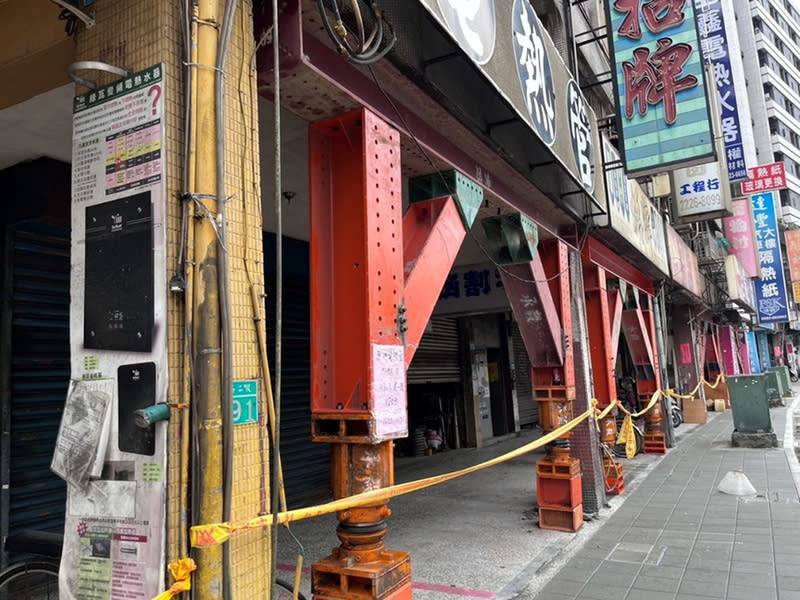 新北中和地震受災建築  1處列黃單 新北市中和區中山路二段有一整排5層樓住宅、約30 戶房屋在日前花蓮強震後受損，主要是1樓店面梁柱 遭損害，被工務局列為「黃單」。 （中和區公所提供） 中央社記者黃旭昇新北市傳真  113年4月20日 