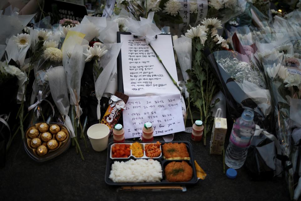 Meaningful notes and food left in tribute for those crushed in Itaewon (REUTERS)