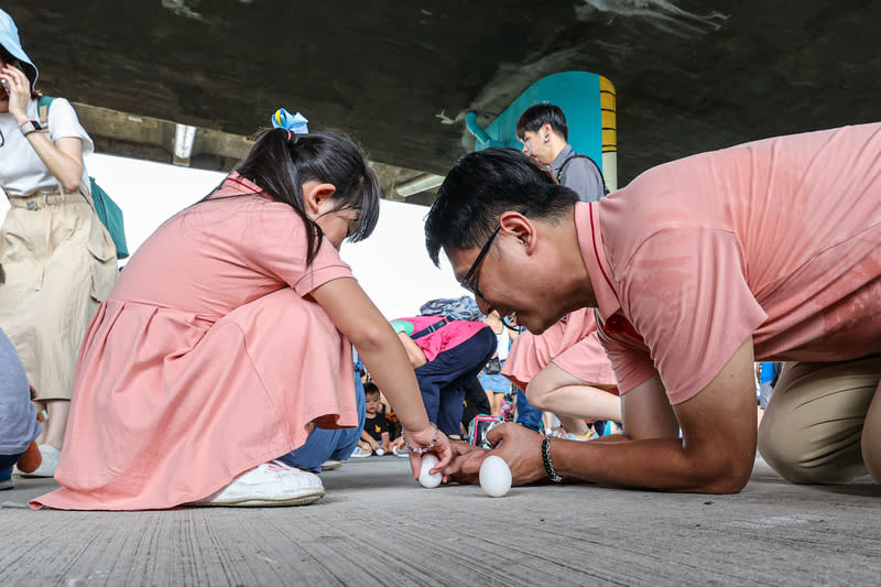 端午立蛋  大人小孩來挑戰 2024台北國際龍舟錦標賽10日持續在大佳河濱公園舉 行，場邊舉辦端午立蛋活動，吸引大小朋友到場挑 戰。 中央社記者鄭清元攝  113年6月10日 