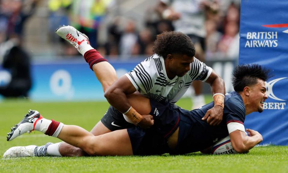 England’s Marcus Smith beats Fiji’s Lekima Tagitagivalu to score a try.