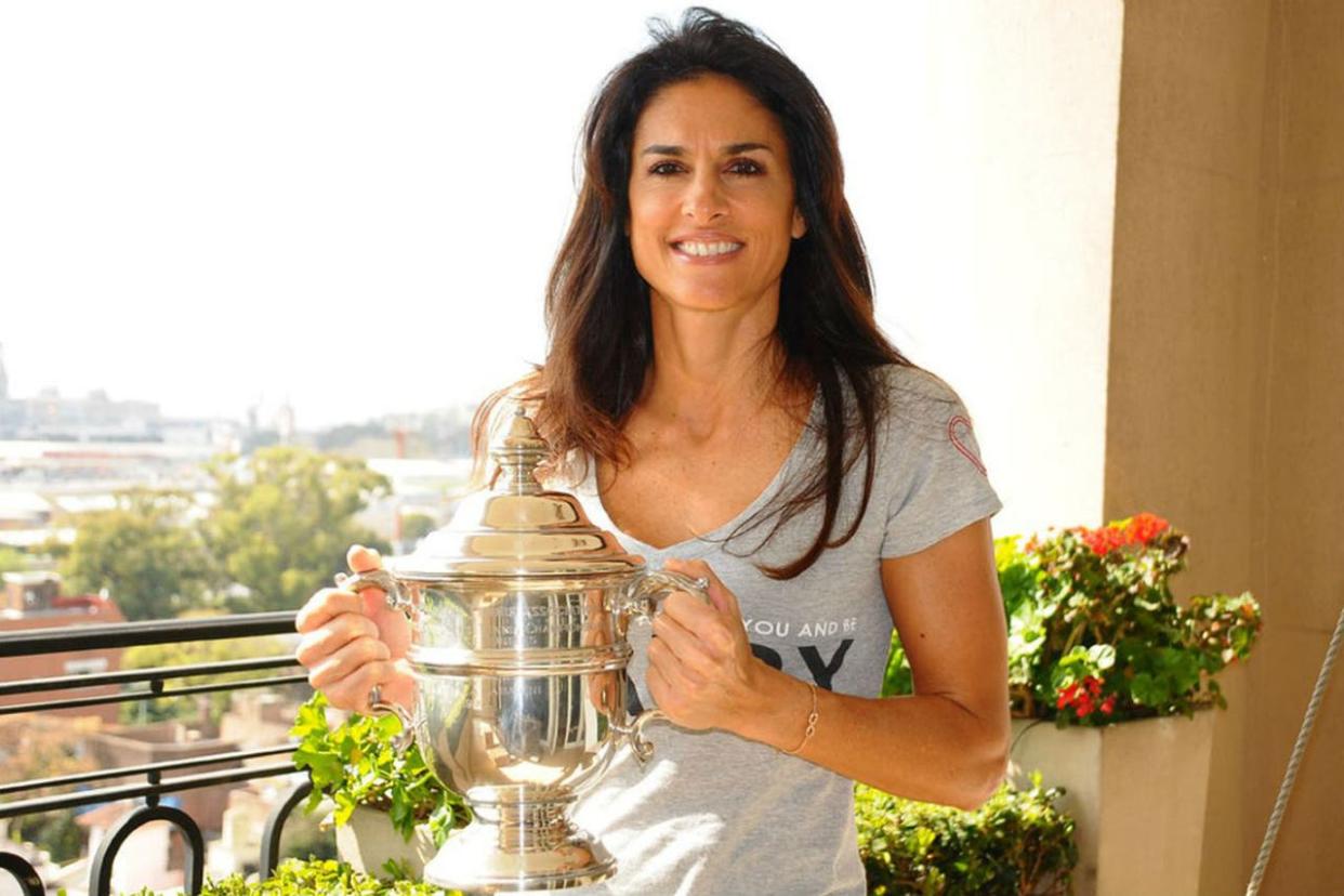 La ex tenista Gabriela Sabatini posando, para LA NACION, con la réplica del trofeo del US Open que ganó en 1990.