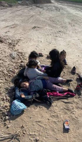 Cinco niñas migrantes centroamericanas, de entre 11 meses y 7 años, fueron abandonadas en Texas en la orilla del Río Grande luego de que cruzaron la frontera desde México. (Twitter/Tony Gonzales)