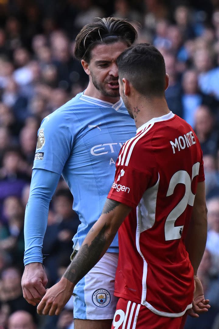 Jack Grealish y Gonzalo Montiel, cara a cara luego de una infracción y un intercambio de protestas al final de Manchester City - Nottingham Forest.