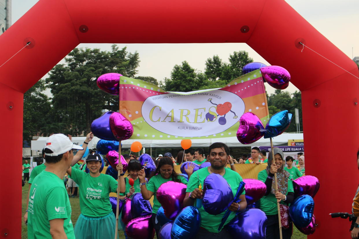 Participants of RFLKL 2019 are pictured with heart-shaped balloons in support of the fight against cancer at Dataran Petaling Jaya July 27, 2019. — Picture courtesy of the National Cancer Society of Malaysia