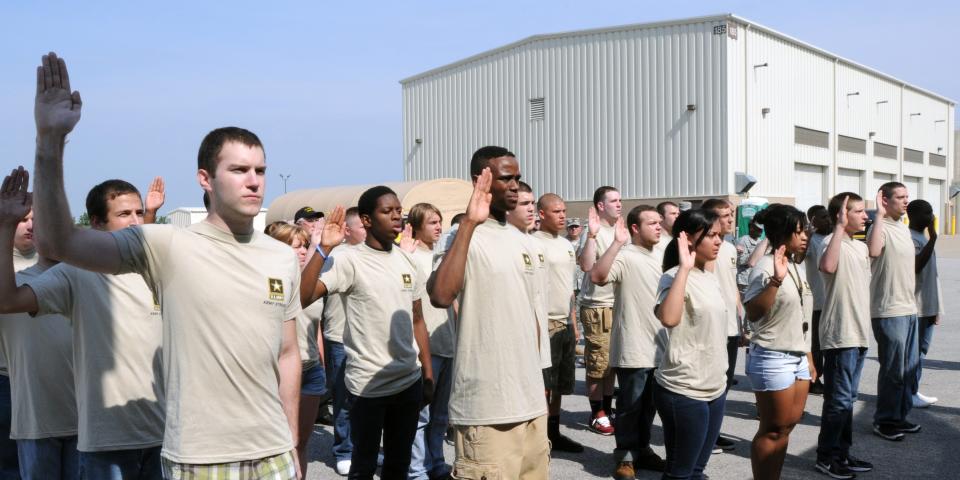 Army recruits in Ohio are sworn in