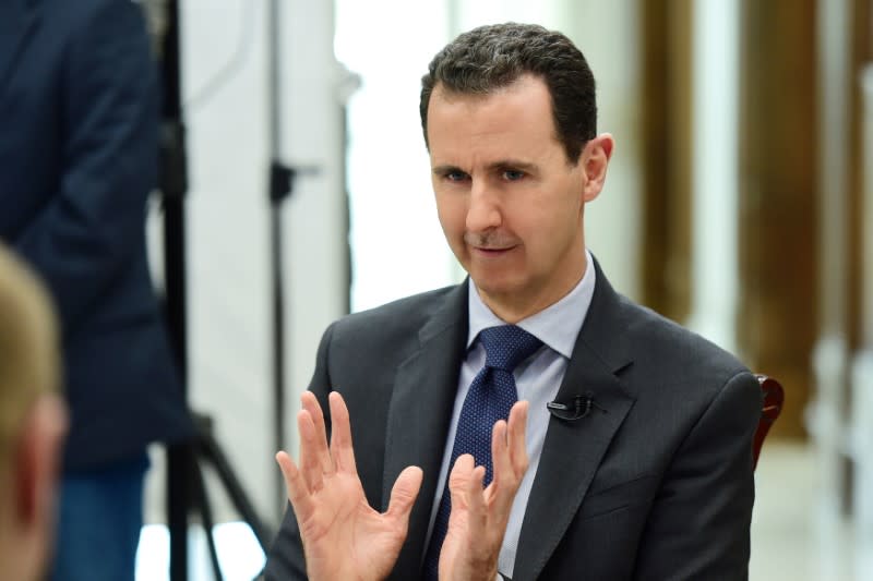 Le président syrien Bachar al Assad (photo) a dénié à la France, qui "a les mains couvertes de sang", le droit de parler de la paix en Syrie, s'attirant une réponse courroucée de Paris, qui l'a appelé à la discrétion parce qu'il a "massacré son peuple". /Image diffusée le 21 avril 2017/REUTERS/SANA