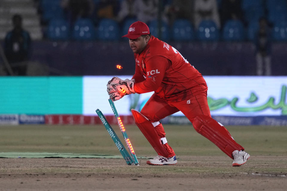 Islamabad United' Azam Khan removes bails to run out to Quetta Gladiators' Akeal Hosein during the Pakistan Super League T20 cricket eliminator match between Islamabad United and Quetta Gladiators, in Karachi, Pakistan, Friday, March 15, 2024. (AP Photo/Fareed Khan)