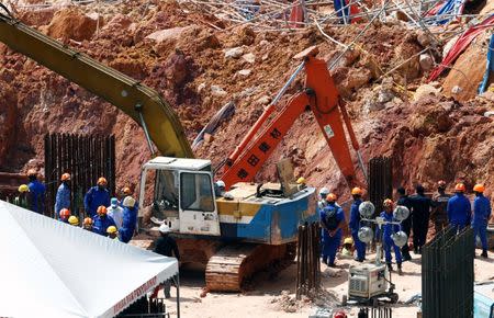 Rescues workers search for victims of a landslide at a construction site in Tanjung Bungah, a suburb of George Town, Penang, Malaysia October 22, 2017. REUTERS/Lai Seng Sin