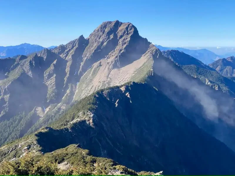 ▲前中央氣象局局長鄭明典在臉書貼文分享「玉山主峰西側煙塵」畫面。（圖／取自鄭明典臉書）