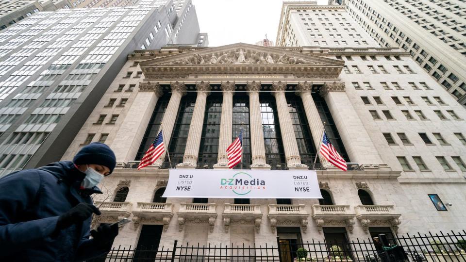 Ein Fußgänger geht an der New York Stock Exchange (NYSE) in der Wall Street vorbei.