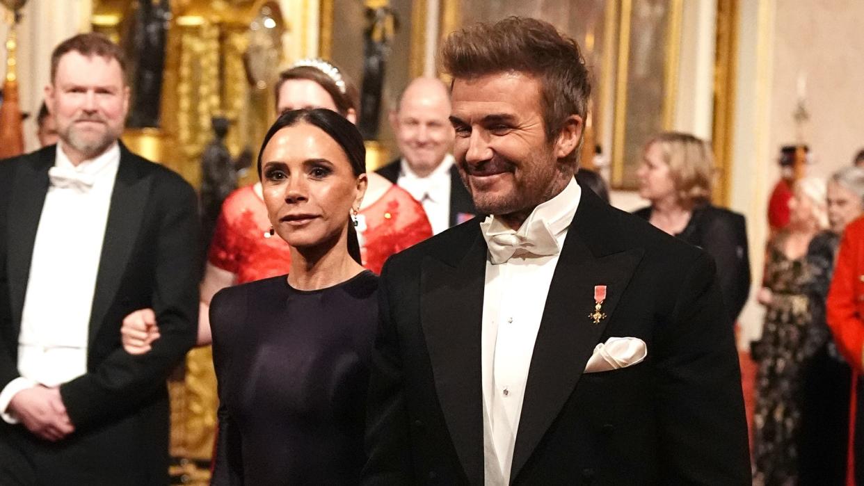 David y Victoria Beckham recorren la Galería Este para asistir al banquete de estado en honor al Emir de Qatar, Sheikh Tamim bin Hamad Al Thani, en el Palacio de Buckingham, Londres, durante su visita de estado al Reino Unido. 