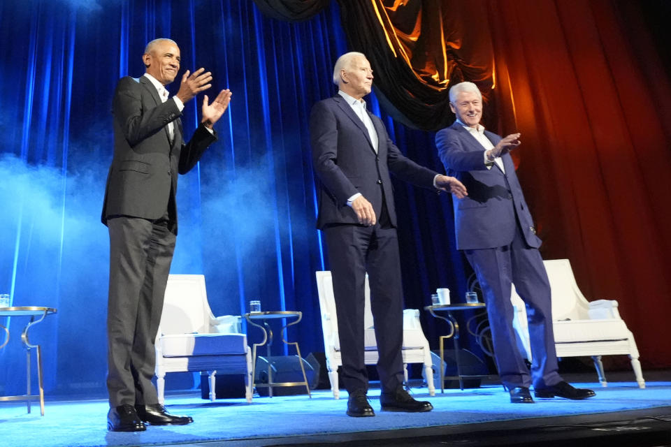 El presidente Joe Biden, al centro, y los expresidentes Barack Obama, izquierda, y Bill Clinton, derecha, participan en un evento de recaudación de fondos con el presentador Stephen Colbert en el Radio City Music Hall, el jueves 28 de marzo de 2024, en Nueva York. (AP Foto/Alex Brandon)