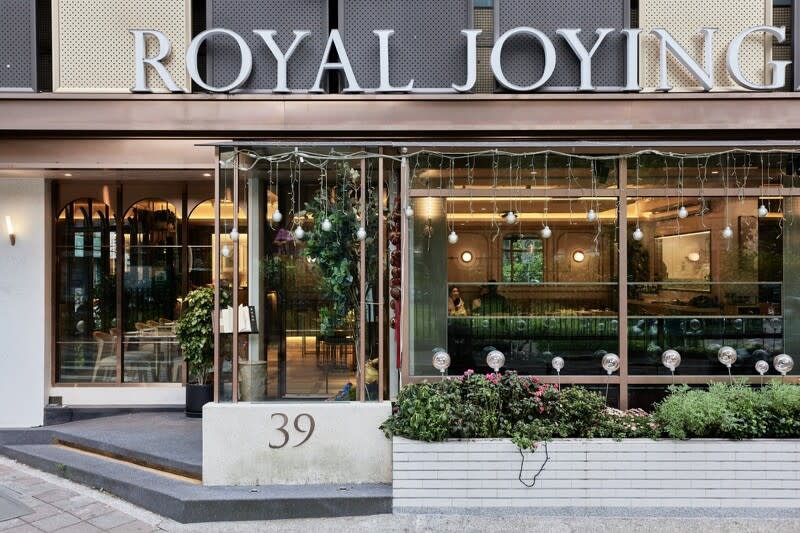 「玖尹」位於南京松江商圈伊通公園一隅，店名二字取自其英文「Royal Joying Soirée」的諧音