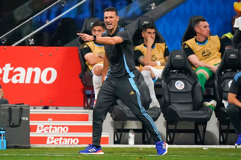 Lionel Scaloni, conforme con el resultado y en cómo el equipo se sobrepuso al estado del campo de juego para doblegar a Canadá