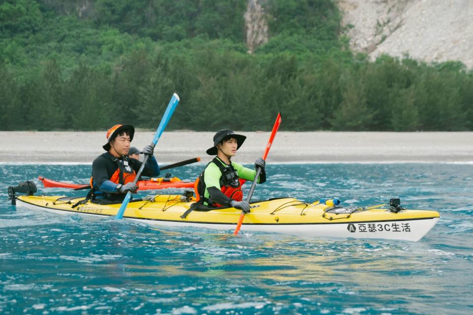 夏浦洋、郭泓志一組挑戰划獨木舟到石垣島。（三立提供）