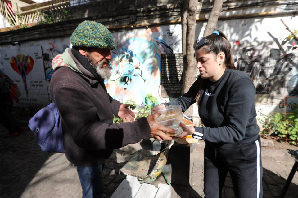 Die Inflation trifft die Bürger in Argentinien hart: Eine Frau schenkt Suppe für arme Menschen ein. - Copyright: picture alliance/dpa | Claudio Santisteban