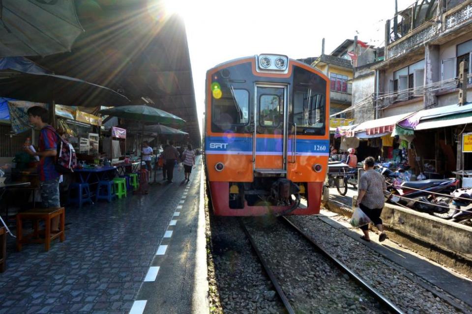 Bangkok Day Tour: Damnoen Saduak Floating Market, Maeklong Railway Market & Amphawa Firefly Watching | Thailand. (Photo: KKday)