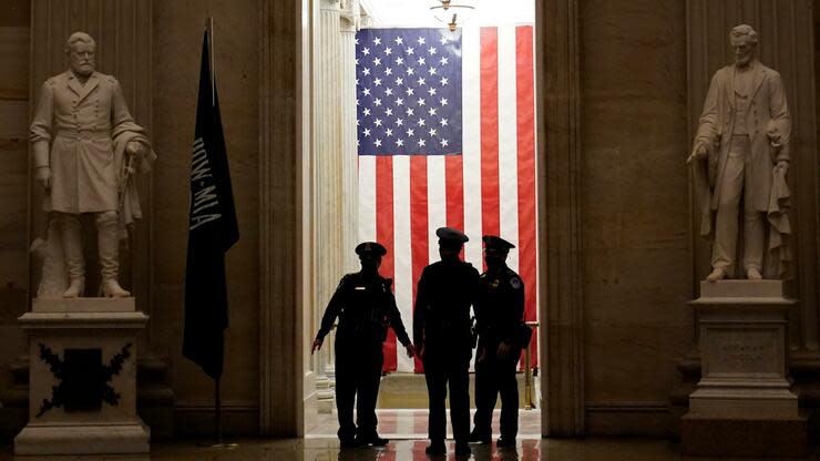 Beamte der Capitol Police überwachen das Parlament. Im US-Senat ist die Anklage für das zweite Amtsenthebungsverfahren gegen den ehemaligen Präsidenten Donald Trump verlesen worden. Foto: dpa