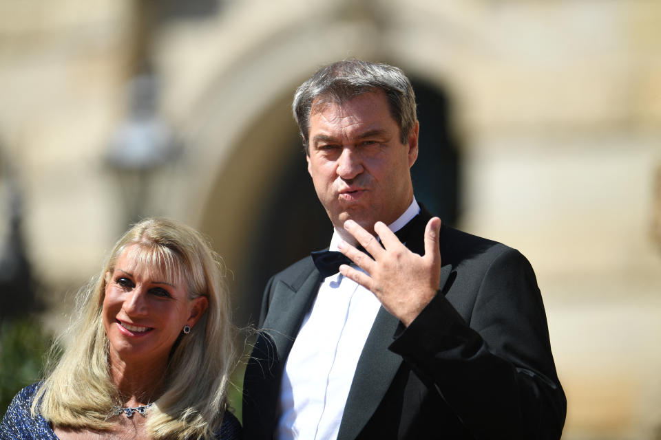 Bayerns Ministerpräsident Markus Söder (rechts) mit Ehefrau Karin Baumüller-Söder beim Besuch der Bayreuther Festspiele im Juli 2022