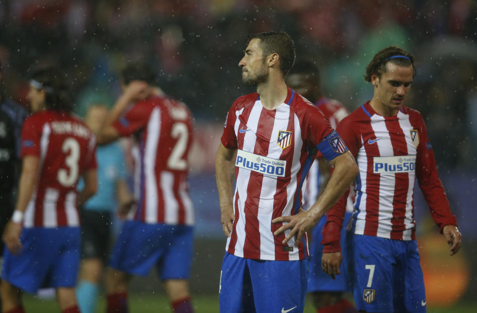 Jugadores del Atlético de Madrid lamentándose de la eliminación en semifinales de Champions a manos del Real Madrid, el día 10 de mayo. Foto: Reuters / Juan Medina (Livepic).