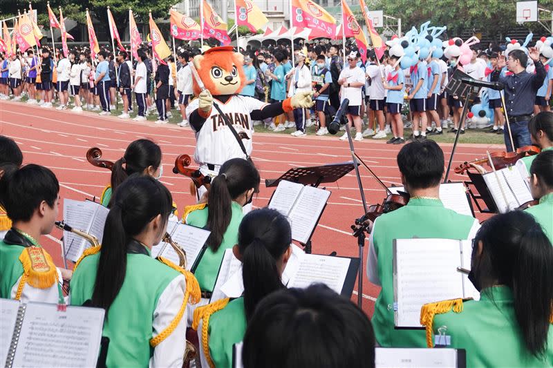 萊恩充當指揮家。（圖／統一獅提供）