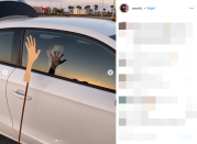 Dagli ombrelli che prendono fuoco, fino al segreto della mano fuori dal finestrino dell’auto, ecco tutti i trucchi dietro alle foto Instagram di Omahi