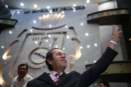 Rogelio Ortega (C), former secretary-general of the Autonomous University of Guerrero, makes a victory sign as he arrives at the City Congress in Chilpancingo, in the southern Mexican state of Guerrero, October 26, 2014. REUTERS/Jorge Dan Lopez