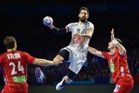 Quadruple champion du monde, triple champion d’Europe, double champion olympique, et plus de 1200 buts inscrits sous le maillot de l’équipe de France. C’est peu dire que le CV de Nikola Karabatic pèse lourd. Malheureusement, les années aussi. A bientôt 36 ans, le demi-centre du PSG a donc décidé de mettre un terme à sa carrière internationale. Mais pas avant de s’être offert un dernier baroud d’honneur aux JO de Tokyo. Un dernier épisode des Experts, ça se laisse forcément regarder.