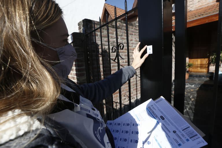 Una censista visita un domicilio en Vicente López; el operativo casa por casa culminará a las 18