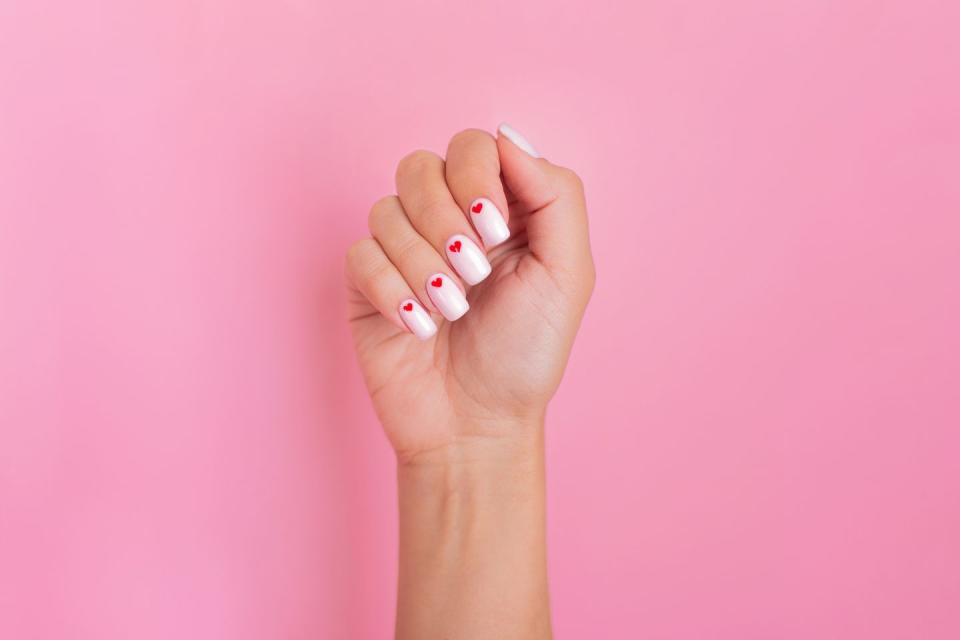 <p>Red hearts on pink nails: This is the classic look for Valentine's Day!</p>