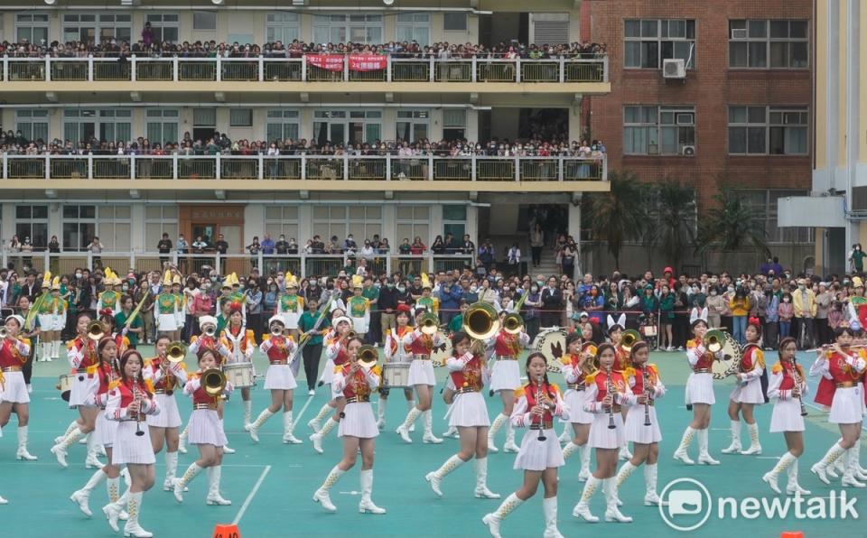 北一女中樂儀隊在120週年校慶活動率先登場演出，學校各個樓層都擠滿了學生、家長和畢業校友。   圖：張良一/攝