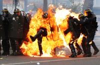 <p>In Paris kommt es am 1. Mai zu heftigen Auseinandersetzungen, bei denen Polizisten von Demonstranten mit Wurfbrandsätzen attackiert wurden. (Bild: Zakaria Abdelkafi /AFP/Getty Images) </p>