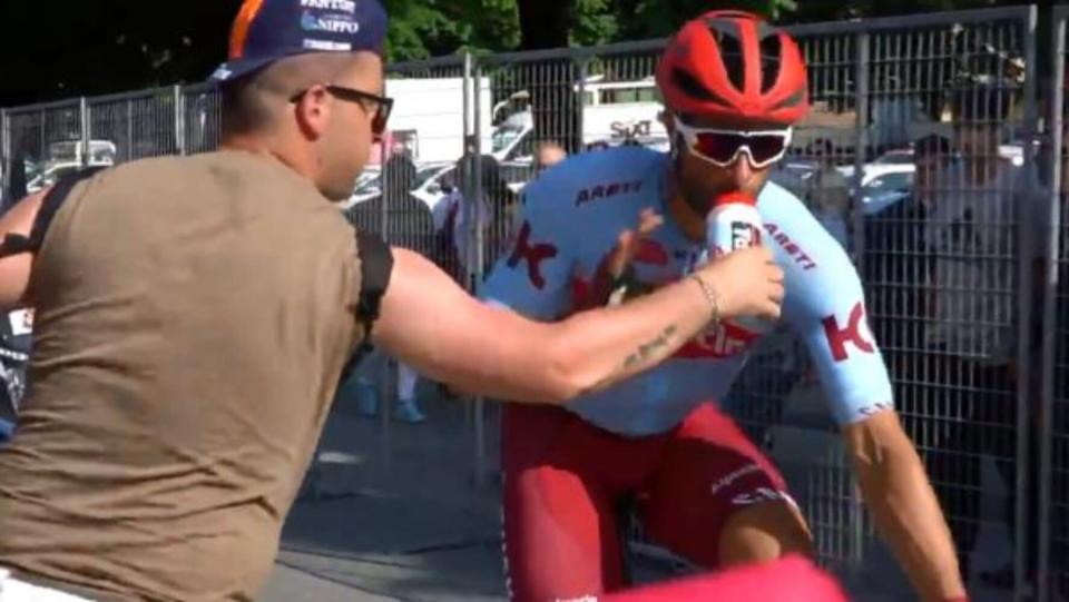 Un fan intenta quitarle a Marco Haller un bidón de la boca en el Giro de Italia. (Foto: Twitter / @junimba).