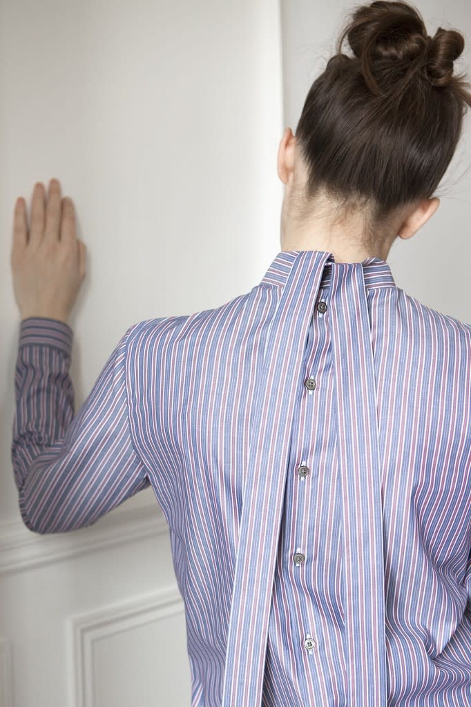 Marot’s elegant shirt from the back