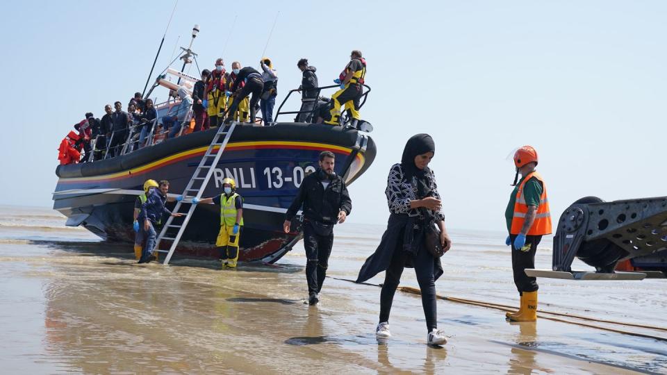 Eine Gruppe von Menschen, bei denen es sich vermutlich um Migranten handelt, geht von Bord des örtlichen Rettungsboots in Kent, nachdem sie nach einem Zwischenfall mit einem kleinen Boot im Ärmelkanal aufgegriffen wurde.