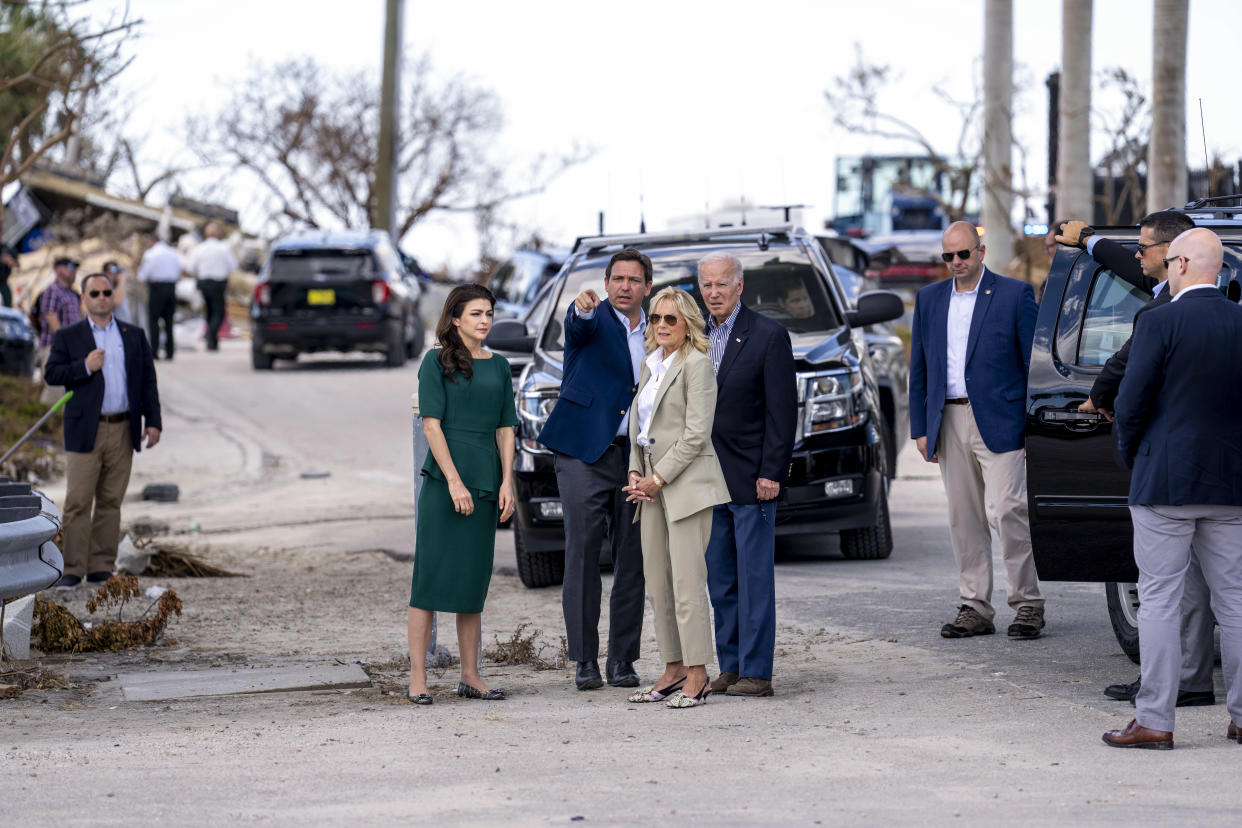 De izquierda a derecha: Casey Desantis y su esposo, el gobernador Ron DeSantis, acompañan a la primera dama Jill Biden y al presidente Joe Biden durante una visita para inspeccionar el daño causado por una tormenta en Fort Myers, Florida, el miércoles 6 de octubre de 2022. (Doug Mills/The New York Times).