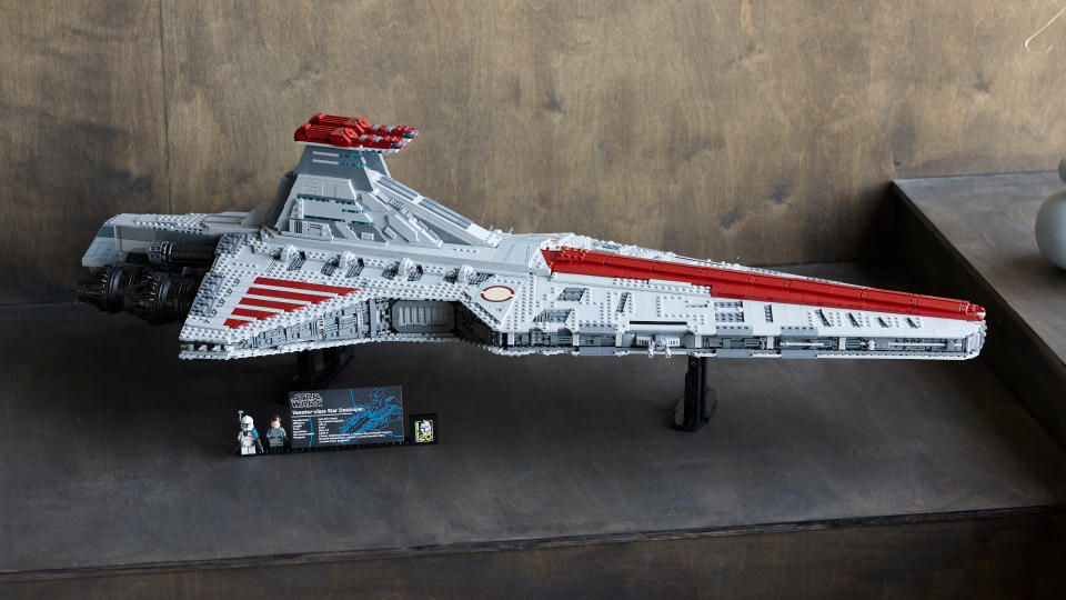 Lego Venator sat on a wooden surface