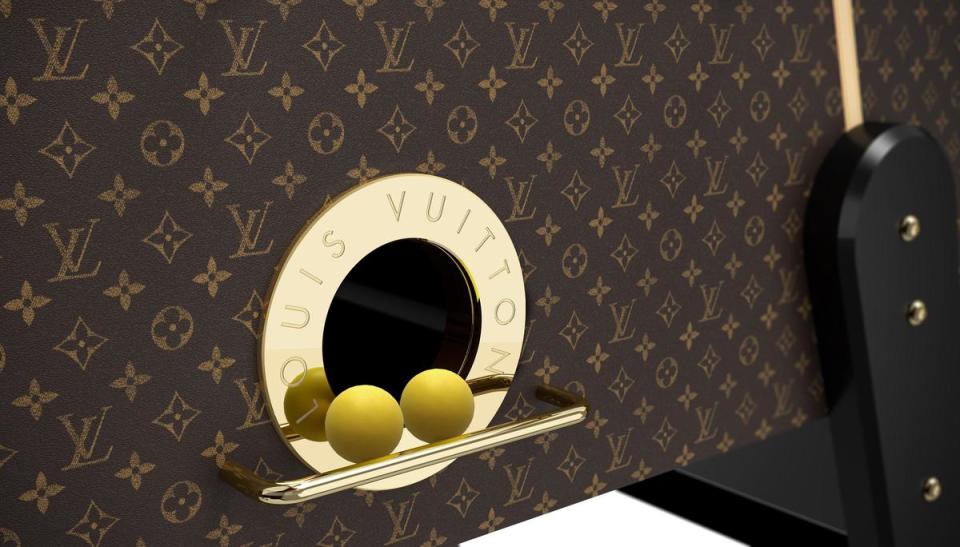 Monogram是LV創辦人路易威登之子喬治威登（Georges Vuitton）向父親致敬的經典設計，撞球檯的細節均刻有標誌簽名。（LOUIS VUITTON提供）