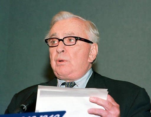 US author Gore Vidal reads from his new book "The Golden Age" during a press conference in 2000 at the National Press Club in Washington, DC. The writer's nephew Burr Steers told the Los Angeles Times on Tuesday that Vidal had died at his home in the Hollywood Hills of complications from pneumonia