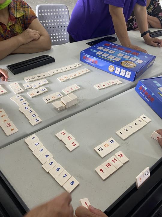 益智類型經典桌遊拉密（Rummikub），字樣清晰、色塊簡潔，規則明確好記，適合初學長者。圖/張芮瑜攝