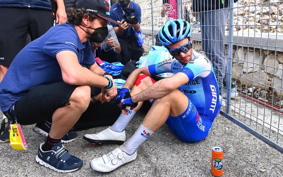 Simon Yates' dream of winning Giro d'Italia's pink jersey left in tatters on Blockhaus after Jai Hindley wins stage - GETTY IMAGES