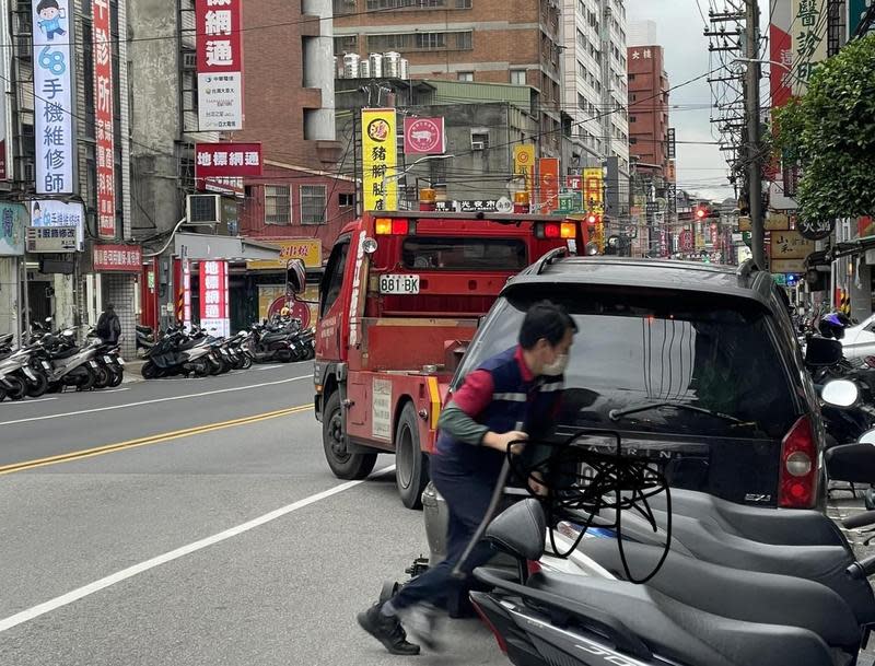 一輛拖吊車正在執行公務，不過車牌號碼竟然有些諷刺。（翻攝自路上觀察學院）