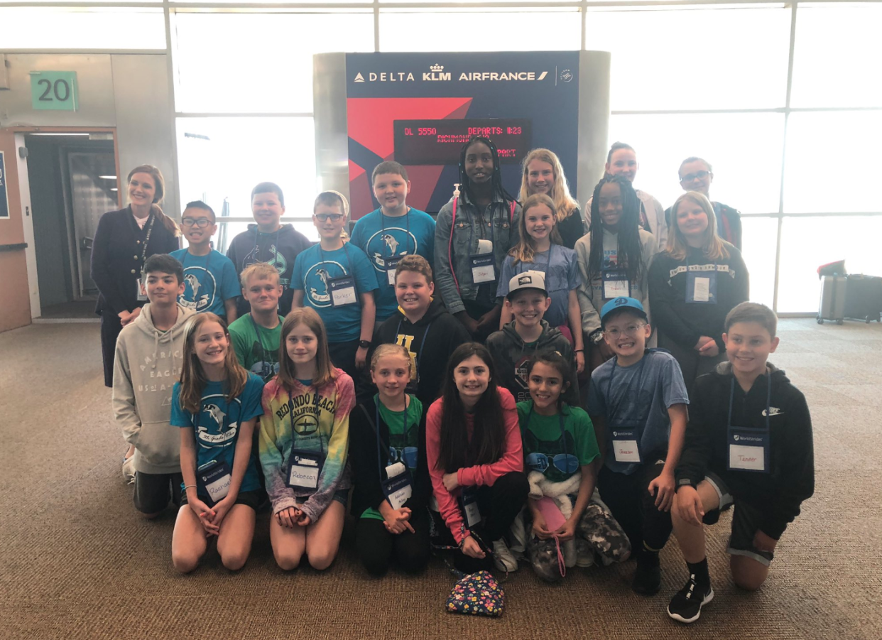 Two Delta Air Line gate agents helped get 41 fifth grades to Washington, D.C. after their American Airlines flight was canceled. (Photo: Twitter)