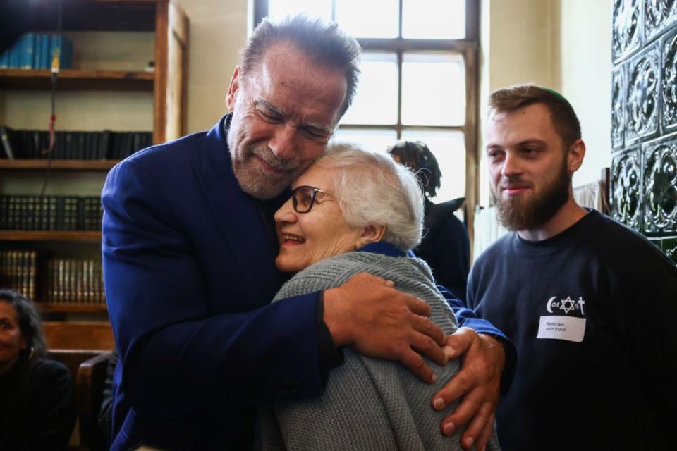 arnold schwarzenegger hugging a woman