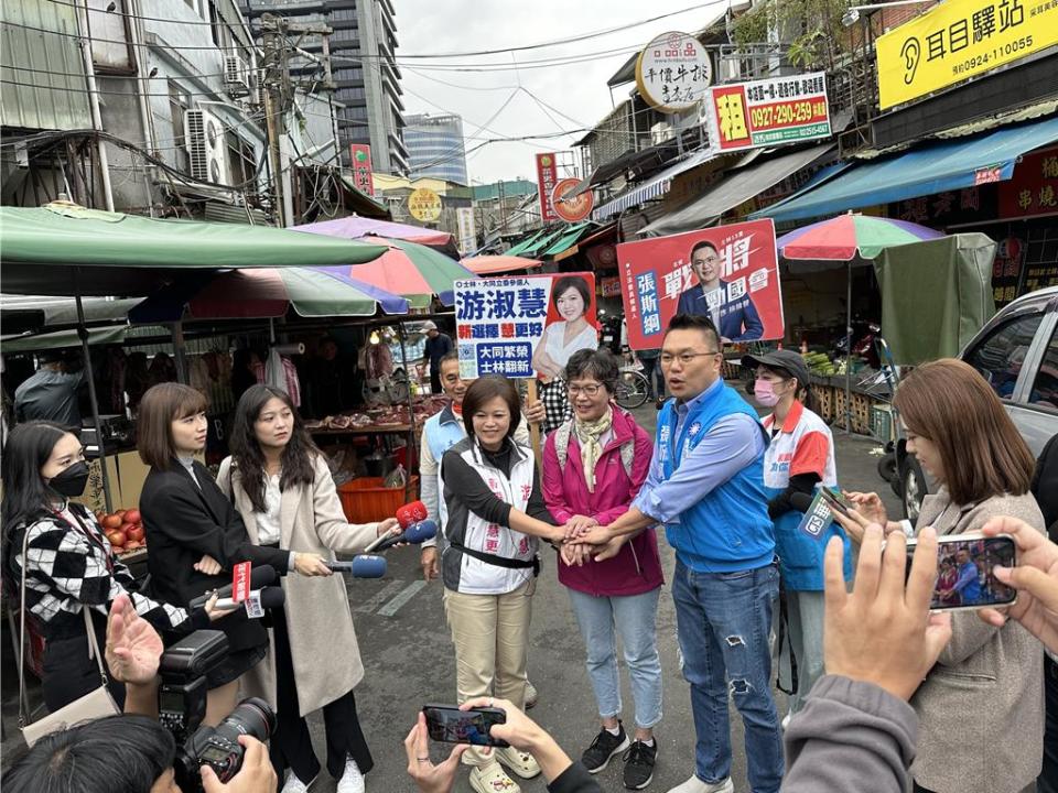 國民黨北市一選區立委參選人張斯綱、北市二選區立委參選人游淑慧，今早也邀民眾黨台中市一選區立委參選人蔡壁如北上合體到士林市場掃街。(黃敬文攝)