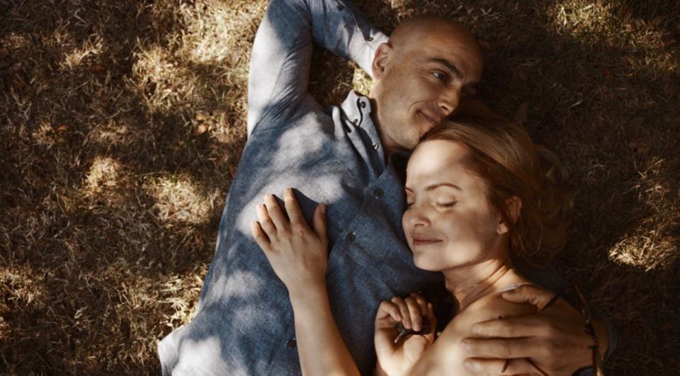 Romantic drama "Grace and Grit" tells the real-life love story of philosopher Ken Wilber (Stuart Townsend) and his wife Treya (Mena Suvari).
