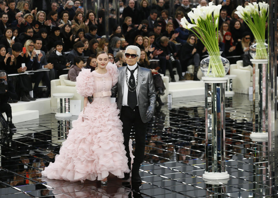 <p>Der Apfel fällt nicht weit vom Stamm. Auch Lily-Rose Depp hat die guten Gene von ihren Eltern Vanessa Paradis und Johnny Depp geerbt. Das ging auch an Karl Lagerfeld nicht vorbei, der sie ins Chanel-Team holte. Übrigens ist sie eine seiner „Choupettes“. So nennt der deutsche Modestar seine Lieblingsmodels. (Bild: AP Photo) </p>