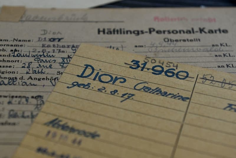 A "prisoner personnel card" lies in the archive room of the Arolsen Archives. Swen Pförtner/dpa