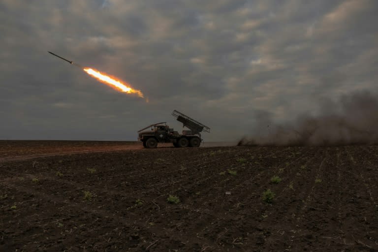 Ukrainian soldiers fire a rocket toward Russian positions in the Kharkiv region (Roman PILIPEY)