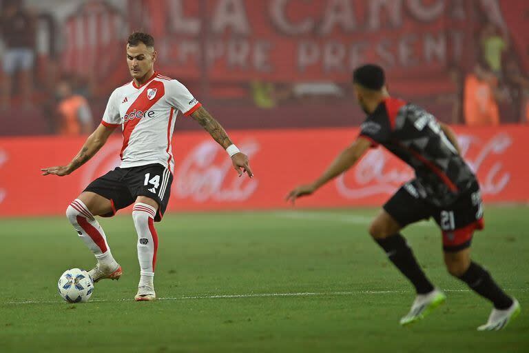 Leandro González Pirez, firme en la defensa, pasa la pelota antes de que llegue Lucas Brochero; River fue mejor en las áreas que en la elaboración.